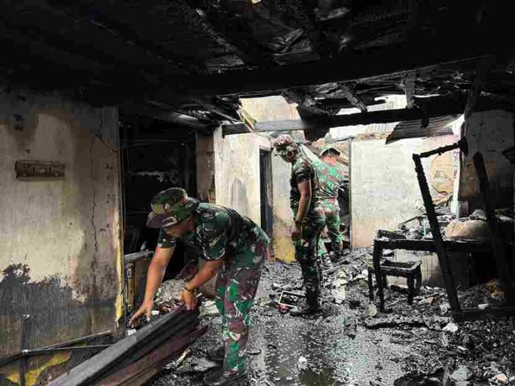 Yonzipur 8/Smg Turun Tangan Bantu Pemulihan Rumah Warga Pasca Kebakaran di Mariso