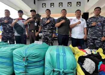 TNI AL Gagalkan Penyelundupan 24 Ball Pakaian Bekas di Perairan Tarakan   