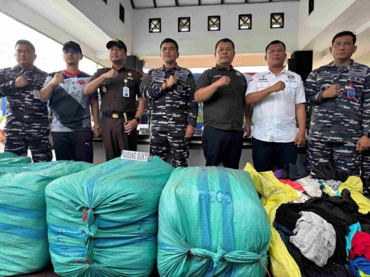 TNI AL Gagalkan Penyelundupan 24 Ball Pakaian Bekas di Perairan Tarakan
