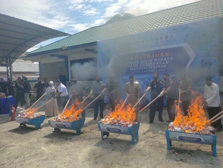 Ratusan Ribu Batang Rokok dan Miras Ilegal Dimusnahkan Bea Cukai Tarakan