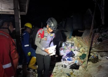 Respon Cepat Tim SAR Brimob Polda Kaltara Bantu Bersihkan Rumah Roboh Pasca Gempa Magnitudo 4,8
