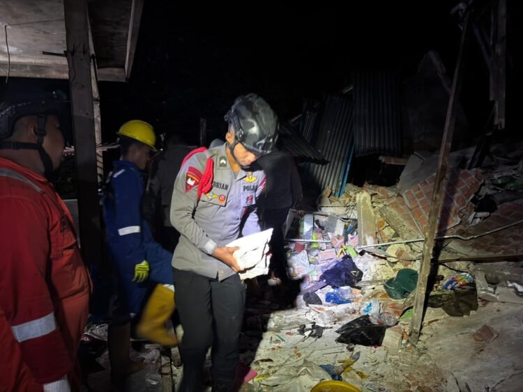 Respon Cepat Tim SAR Brimob Polda Kaltara Bantu Bersihkan Rumah Roboh Pasca Gempa Magnitudo 4,8