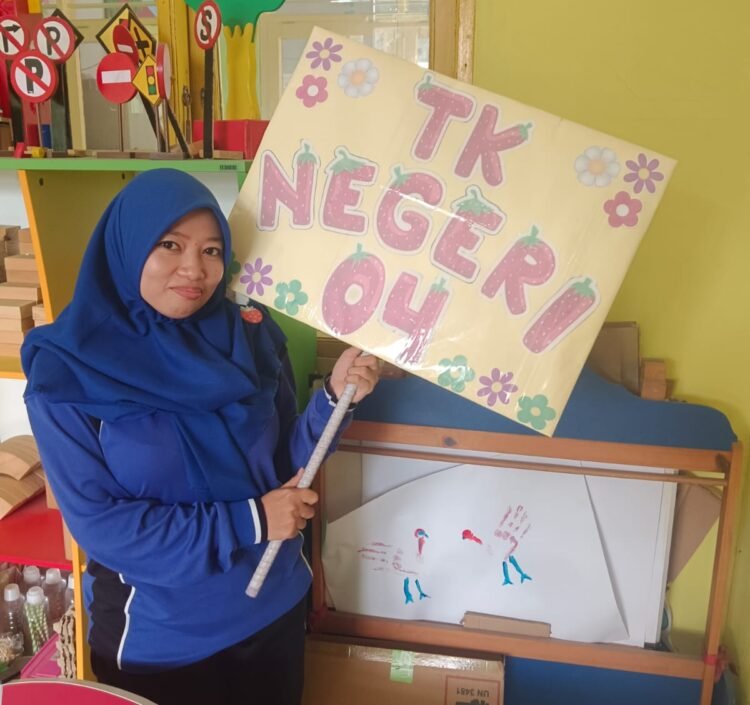 Huswatun Nisa Bersyukur, Insentif Jospol Ringankan Beban Guru Honorer   
