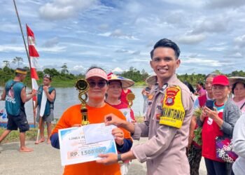 Bhabinkamtibmas Kawal Lomba Perahu Dayung di Sungai Jelarai Selor   