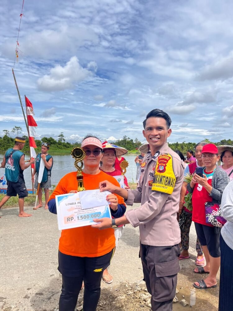 Bhabinkamtibmas Kawal Lomba Perahu Dayung di Sungai Jelarai Selor   