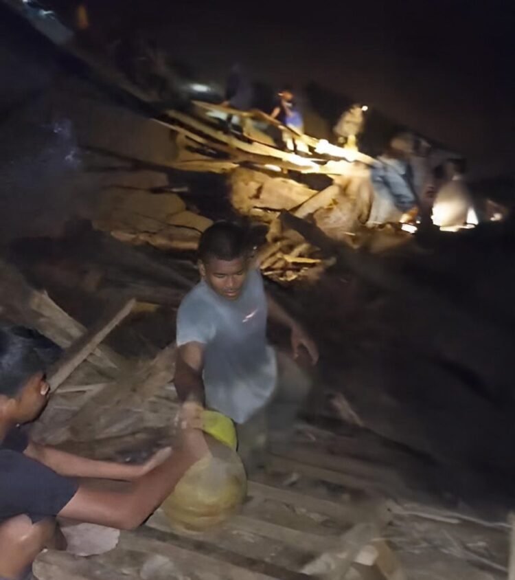 Demi Energi Tetap Merata, Pertamina Patra Niaga Bersama Masyarakat Salurkan LPG Melintasi Jembatan Putus di Aceh