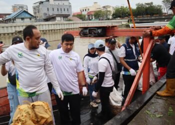 Insan PLN Jadi Relawan Lingkungan, Turun Langsung Bersihkan Sungai Karang Mumus Bersama Wali Kota Samarinda