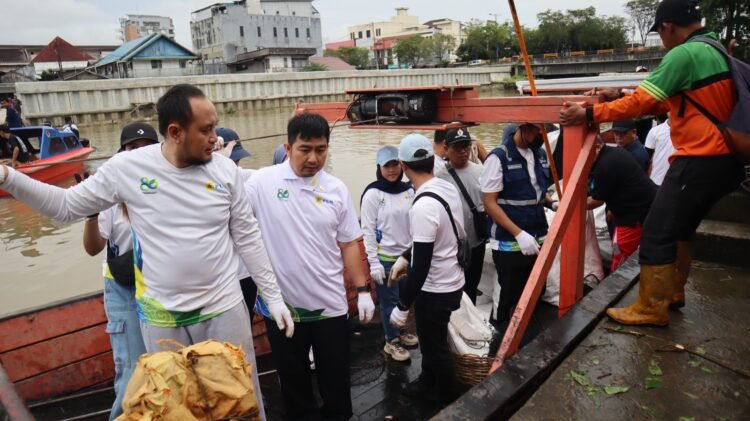 Insan PLN Jadi Relawan Lingkungan, Turun Langsung Bersihkan Sungai Karang Mumus Bersama Wali Kota Samarinda