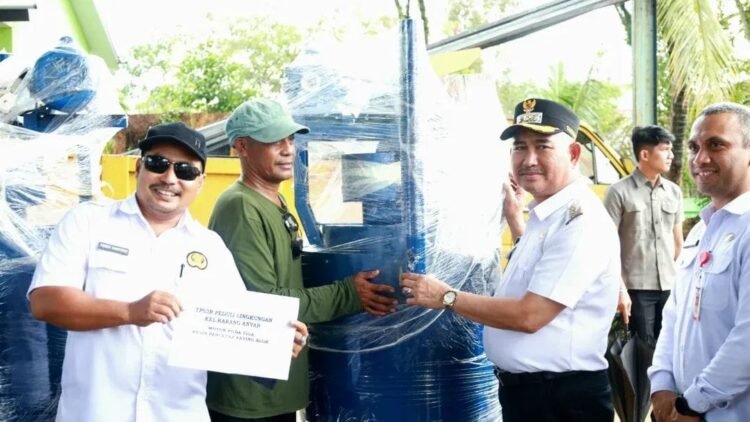 Dukungan Pengelolaan Sampah Berbasis Warga, Pemkot Tarakan Bagikan Sarpras   