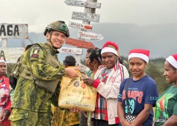 Yonif 600/Modang Meriahkan Natal di Ilaga Papua dengan Berbagi Kasih kepada Warga   