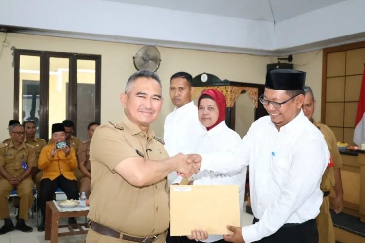 Wali Kota Tarakan Serahkan SK Ketua RT Tarakan Utara Periode 2026–2030