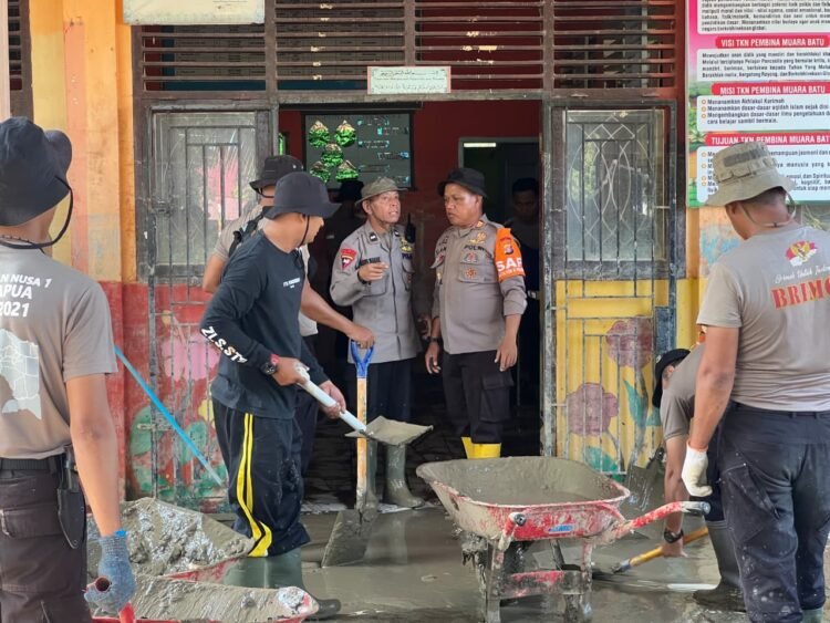 Bantu Pemulihan Sekolah, Personel BKO Brimob Kaltim Bersihkan Lumpur di SDN 1 Samudera Aceh Utara