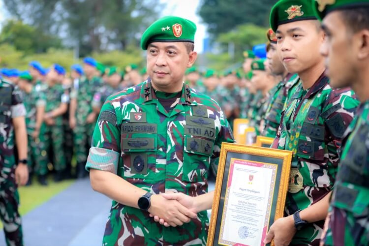 Penghargaan Pangdam VI/Mlw Kepada Para Prajurit Berprestasi   