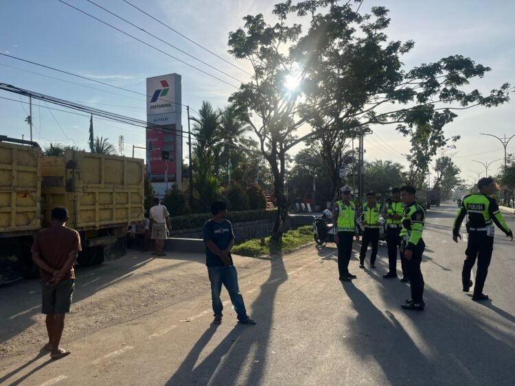 Sat Lantas Polresta Bulungan Tertibkan Antrean Truk BBM di SPBU Sengkawit
