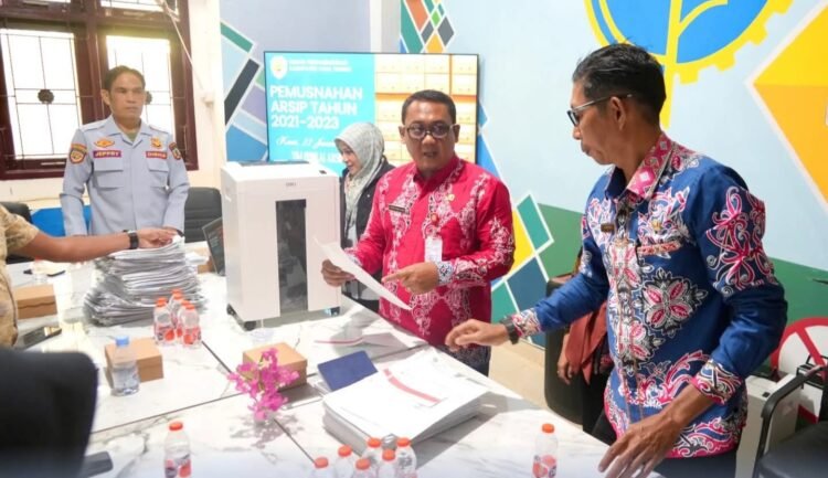 Efisiensi Administrasi, Dishub Tana Tidung Musnahkan Ratusan Arsip