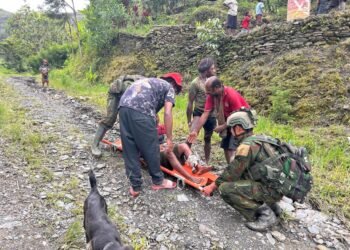 Satgas Yonif 613/Raja Alam Evakuasi Warga Luka di Pedalaman Puncak Jaya