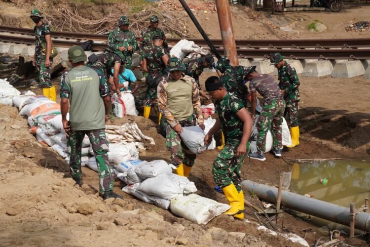 TNI Percepat Pemulihan Infrastruktur Jalan di Aceh Utara