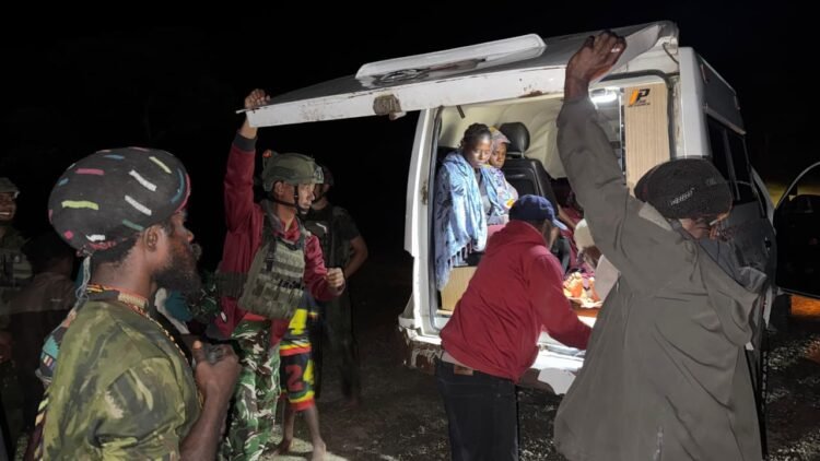 Bahu-Membahu Demi Kemanusiaan, Satgas Yonif 613/Raja Alam Evakuasi Warga Sakit di Purbalo