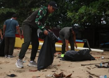 Personel Deninteldam VI/Mlw Aksi Bersih Pantai di Enggang Borneo