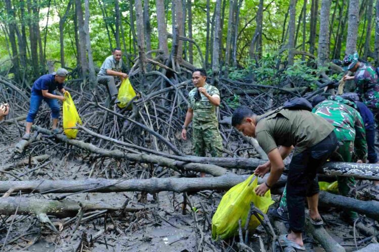 Tindak Lanjut Arahan Presiden, Pendam VI/Mlw dan Yonzipur 17/AD Bersihkan Kawasan Wisata Mangrove