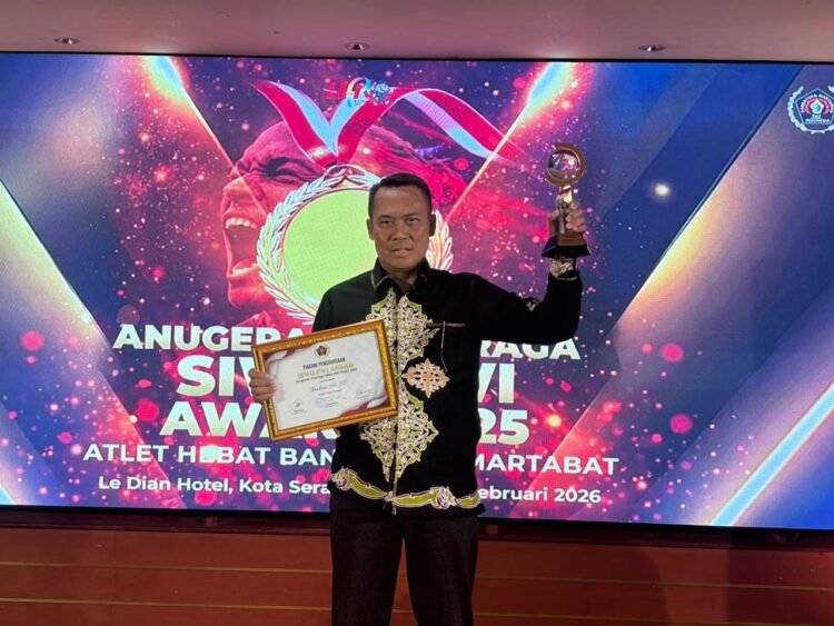 Ibrahim Ali Terima Golden Award SIWO PWI, Bupati Peduli Olahraga 