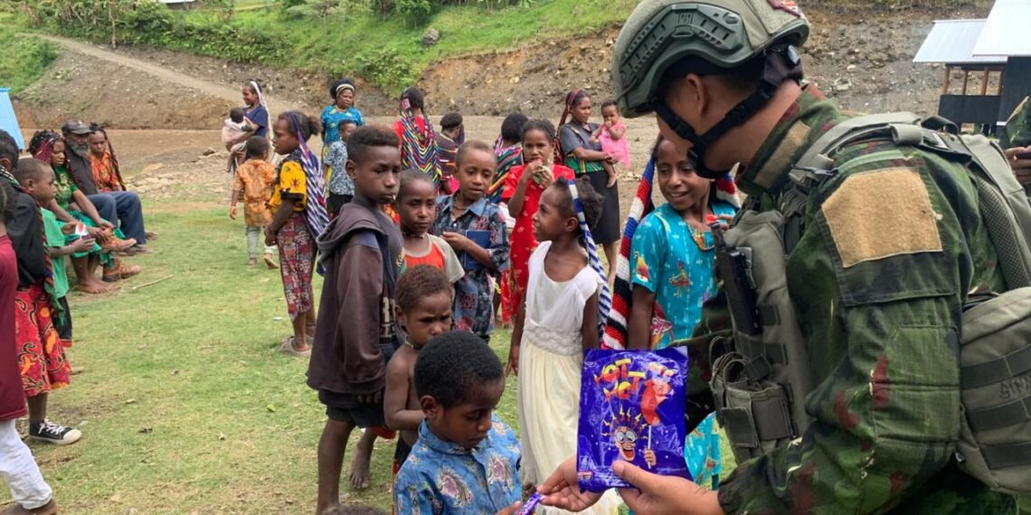 Senyum Anak Yamo, Wujud Kepedulian Satgas Yonif 613 Raja Alam