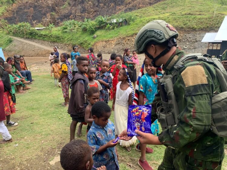Senyum Anak Yamo, Wujud Kepedulian Satgas Yonif 613 Raja Alam