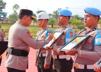 Kapolda Kaltara Pimpin Prosesi Pemberian Reward dan Punishment Personel Polda Kaltara