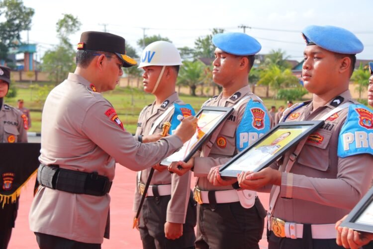 Kapolda Kaltara Pimpin Prosesi Pemberian Reward dan Punishment Personel Polda Kaltara