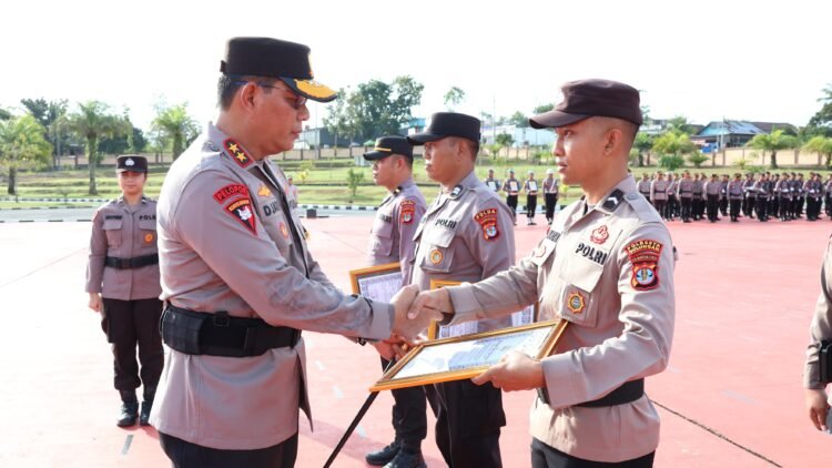 Tiga Personel Polresta Bulungan Terima Penghargaan Kapolda Kaltara, Sukses Lampaui Target Penjualan Beras SPHP hingga 101 Persen