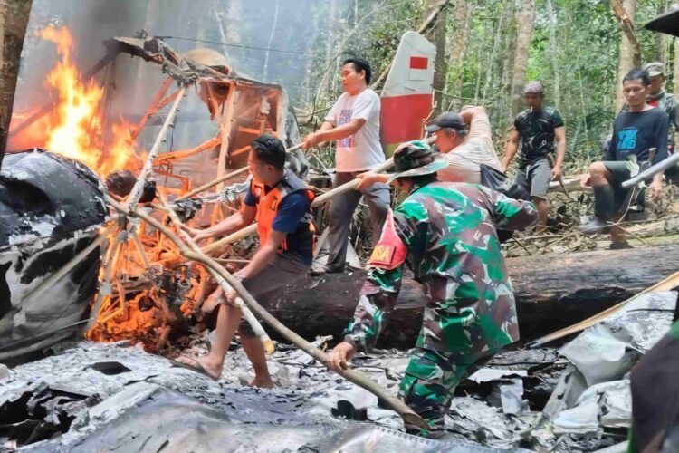 Gerak Cepat Prajurit Kodam VI/Mulawarman dalam Evakuasi Korban Pesawat Jatuh Pelita Air di Krayan