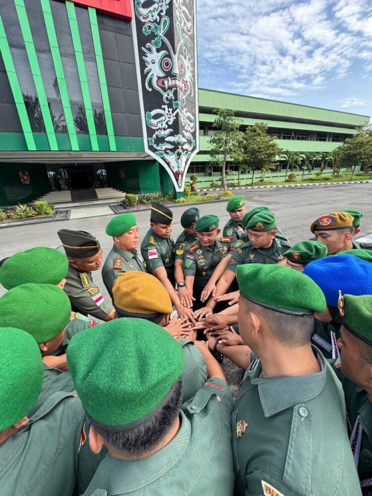 Apresiasi untuk Prajurit Brigif TP 85/BTC, Pangdam VI/Mulawarman Serahkan Penghargaan Atas Prestasi Gemilang