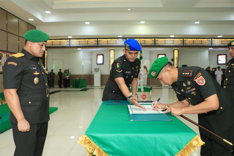 Kasdam VI/Mulawarman Pimpin Serah Terima Jabatan Danyon Zipur 17/AD dan Pelantikan Danyon Armed 22/Kesumawira