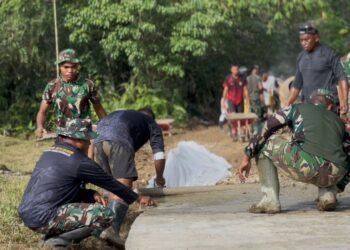 Dan SSK Kapten Inf Firdaus Turun Langsung Bantu Semenisasi Jalan di Kampung Linggang Amer