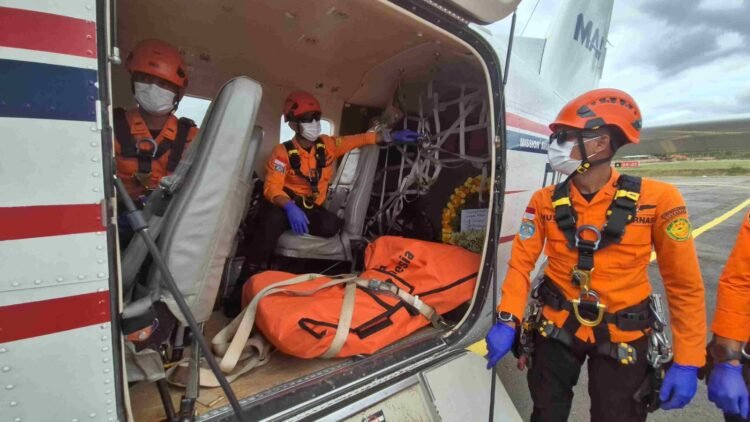 Cuaca Buruk dan Medan Curam Tantang Evakuasi Pilot Pelita Air