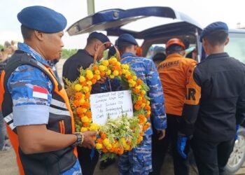 Karangan Bunga dan Apresiasi Iringi Pemulangan Jenazah Capt Hendrik dari Long Bawan ke Tarakan