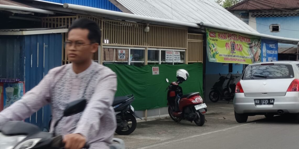 Satpol PP Awasi Penerapan Tirai di Tempat Makan Selama Puasa