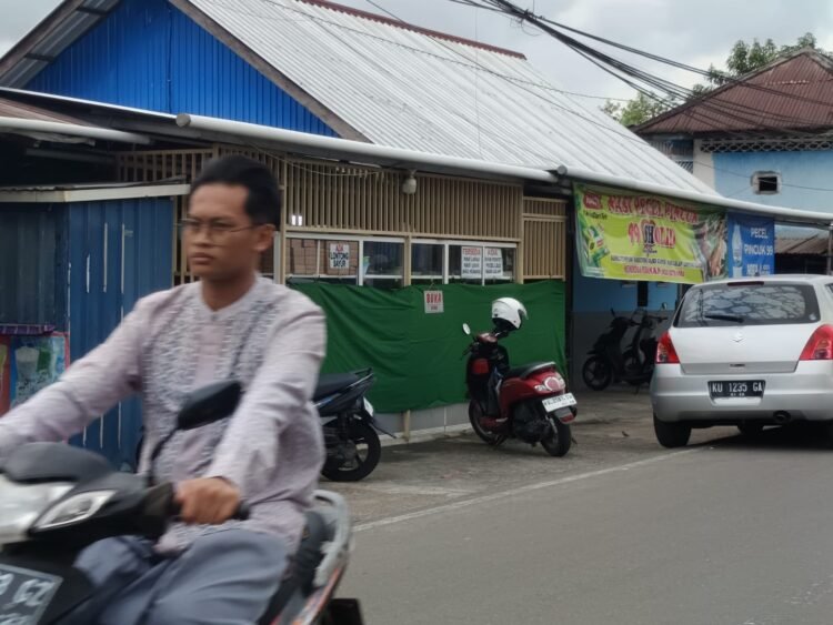 Satpol PP Awasi Penerapan Tirai di Tempat Makan Selama Puasa