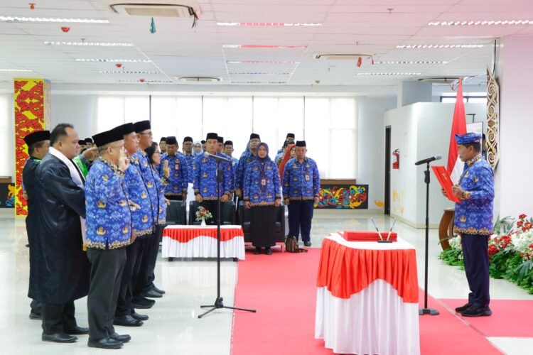 Gubernur Lantik 86 Pejabat, Tekankan Profesionalisme dan Pelayanan Publik 