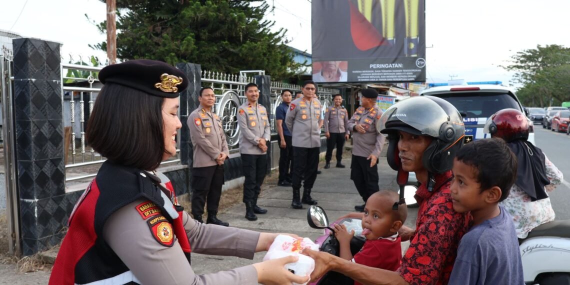 Wujud Kepedulian Polri, Polda Kaltara Berbagi Takjil Di Bulan Ramadhan 1447 H