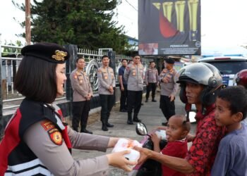Wujud Kepedulian Polri, Polda Kaltara Berbagi Takjil Di Bulan Ramadhan 1447 H