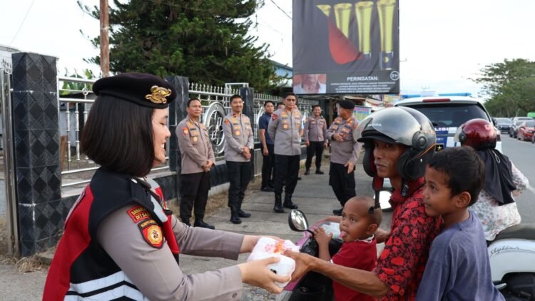 Wujud Kepedulian Polri, Polda Kaltara Berbagi Takjil Di Bulan Ramadhan 1447 H