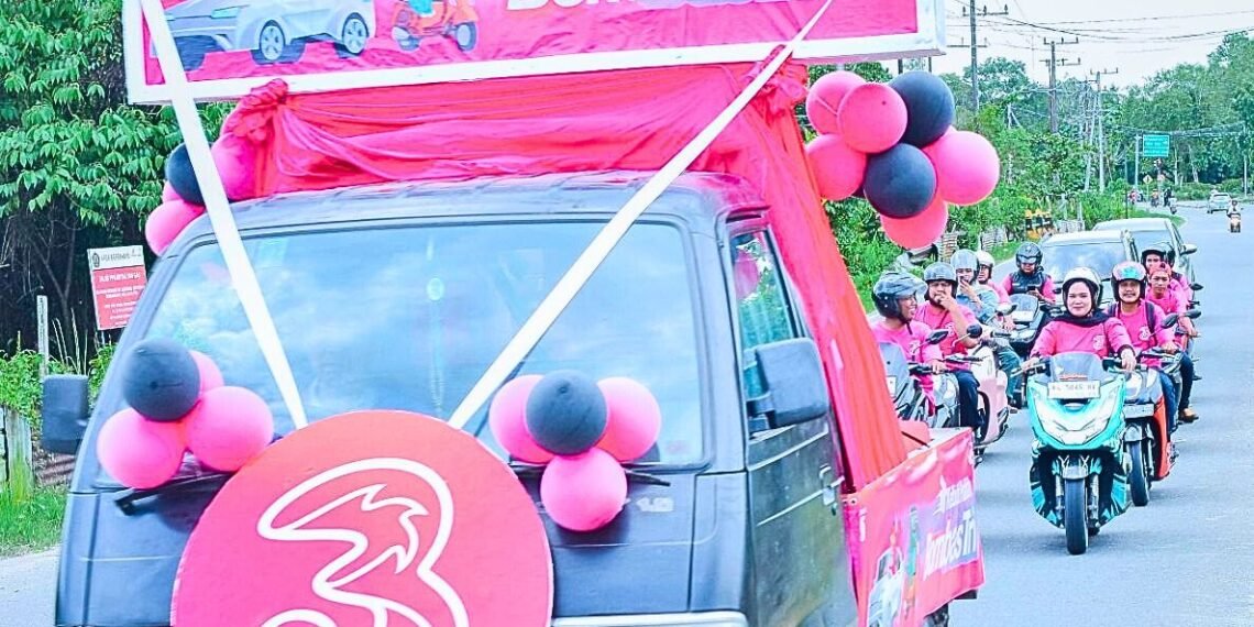 Arak-Arakan Vespa ke Kampung Nelayan: Cara Tri Rayakan Pelanggan Setia di Tarakan