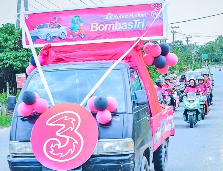 Arak-Arakan Vespa ke Kampung Nelayan: Cara Tri Rayakan Pelanggan Setia di Tarakan