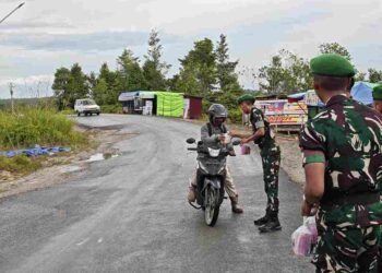 Yonif TP 880/Banuanta Bagikan Takjil kepada Pengendara