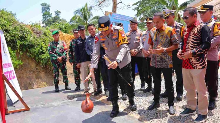 Kapolda Kaltara Resmikan Jembatan Merah Putih Presisi Tapal Batas RI – Malaysia di Pulau Sebatik