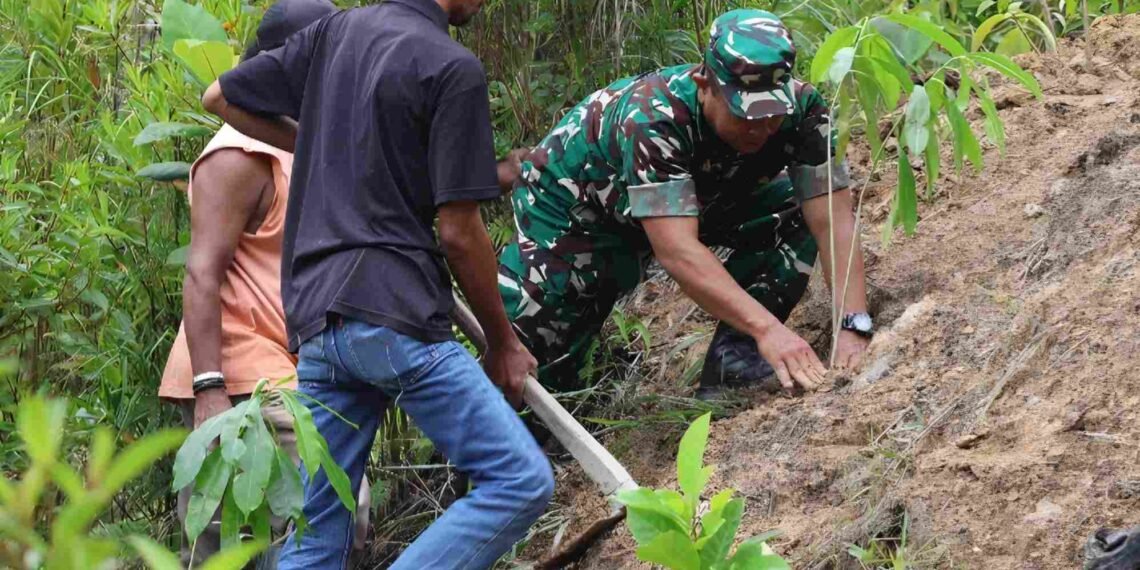 Dukung Pelestarian Lingkungan,Kodim 0907/Trk Ajak Masyarakat Tanam Ratusan Pohon