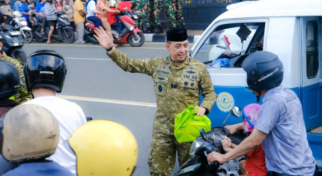 Menebar Berkah Ramadan, Pangdam VI/Mlw berikan tali asih untuk anak yatim dan bagikan Takjil pada pengguna jalan