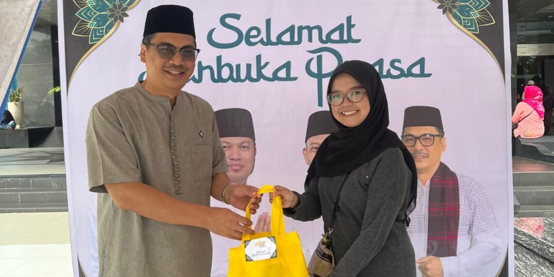 Gebyar Ramadan, Pegawai Pemprov Kaltim Sapa Pengendara Jelang Berbuka