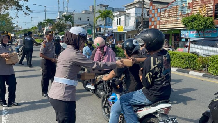 Polres Tarakan Bagikan Takjil di Depan Mako, Sasar Pengendara Jelang Berbuka